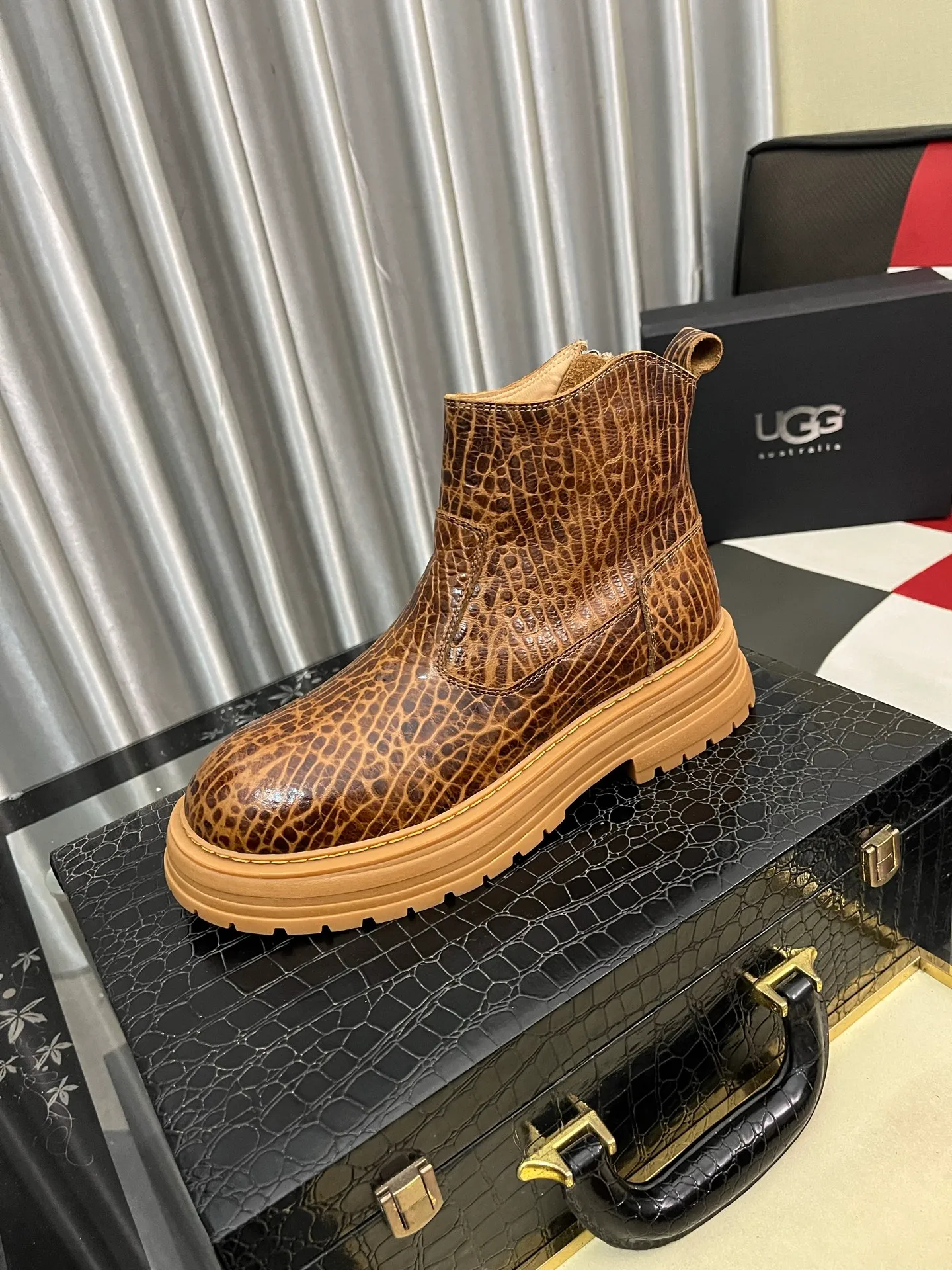 Ex-factory price: 680⌚️⌚️Thick wool imported from Australia Brand: UGG genuine purchasing agent Size: 39-44 (45 customized) Grade: Official website 1:1 Material: First layer of genuine leather waterproof and antifreeze upper Real wool lining Original non-slip and wear-resistant outsole Style category: Men's casual shoes Trendy style Comfortable on the feet Color: Official website color synchronization